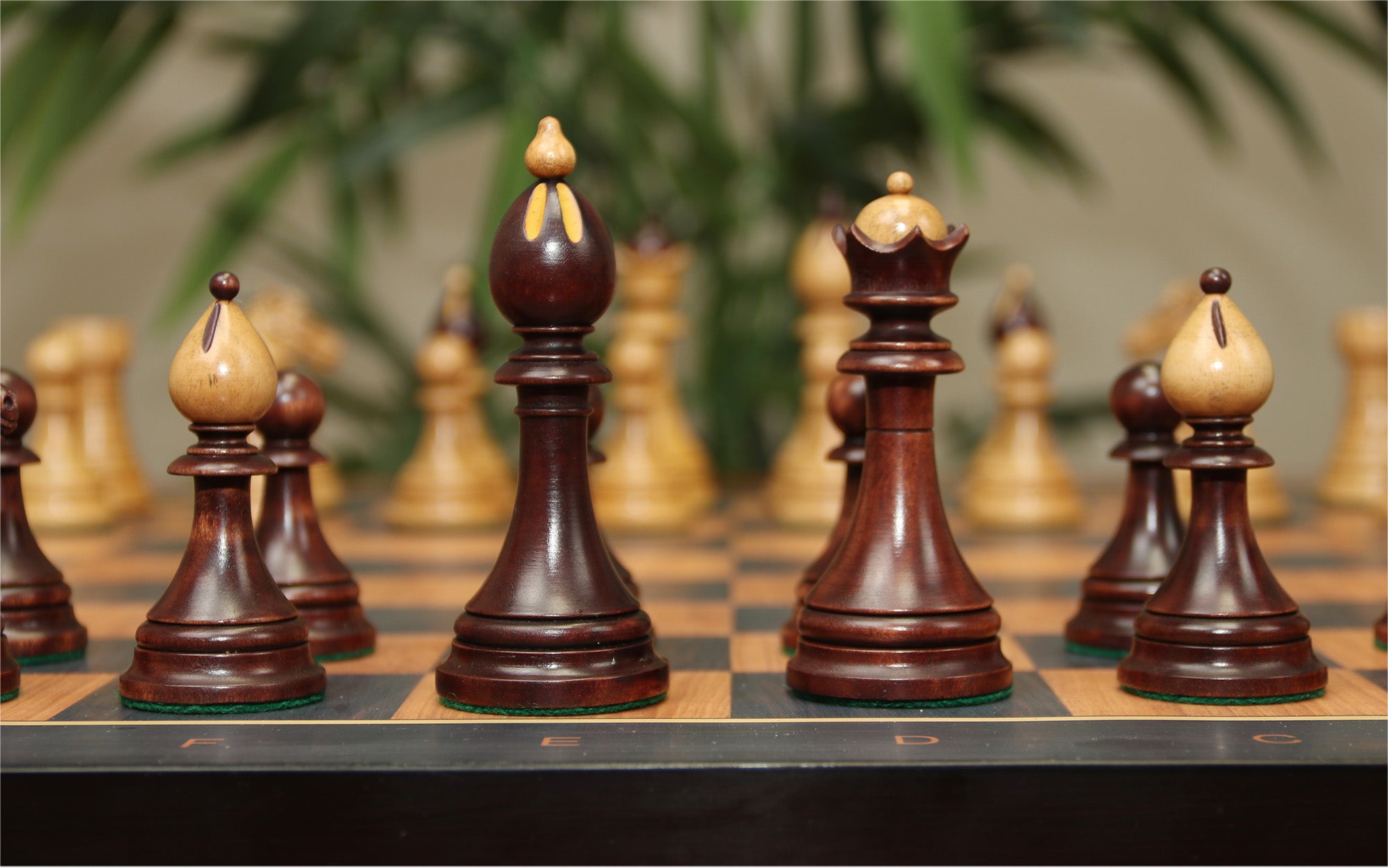 THE 1951-1954 "ČESKÁ KLUBOVKA" FIDE TOURNAMENT CZECH REPRODUCED CHESSMEN IN  DISTRESSED/MAHOGANY STAINED BOXWOOD - 4.0" KING