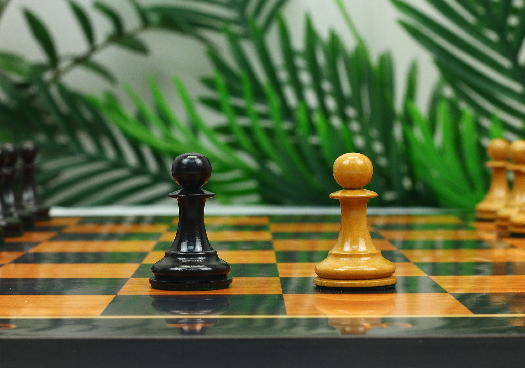 Commemorative Signature Series 3.625" Staunton Chessmen in Antiqued Boxwood/Ebony
