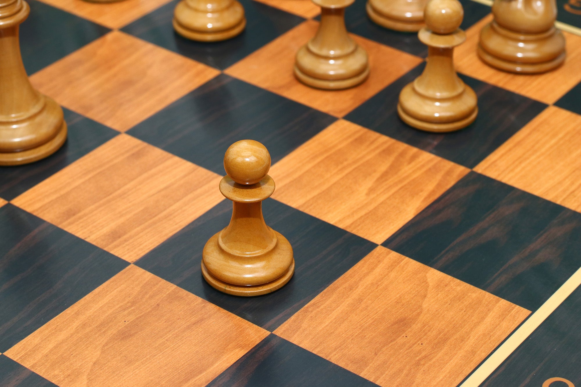 Commemorative Signature Series 3.625" Staunton Chessmen in Antiqued Boxwood/Ebony