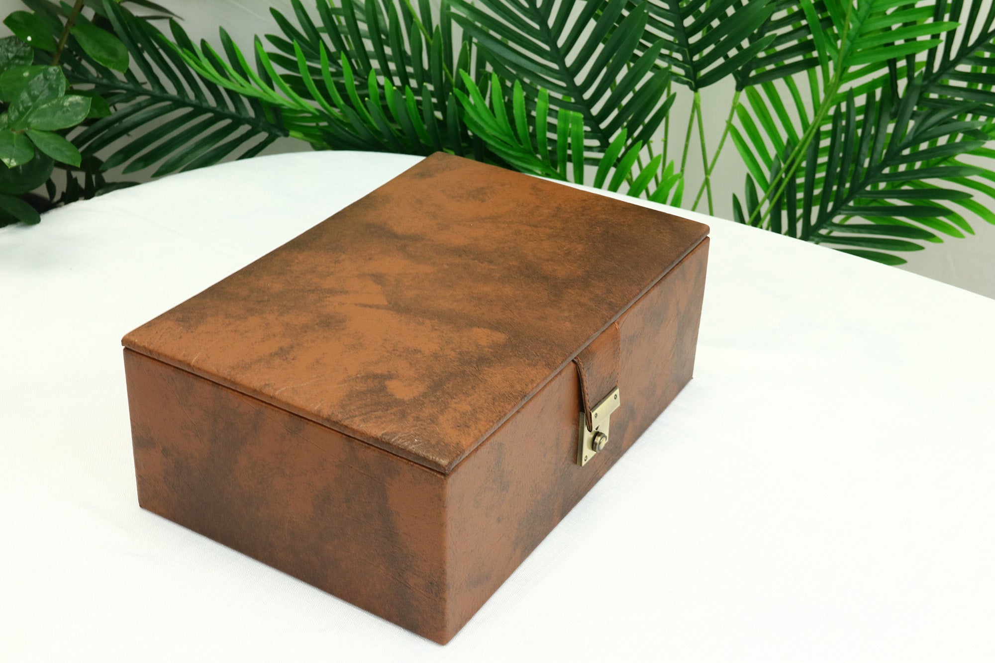 Brown Leatherette Chess Presentation Coffer with straight compartments for 4.125" to 4.4" Chess Pieces