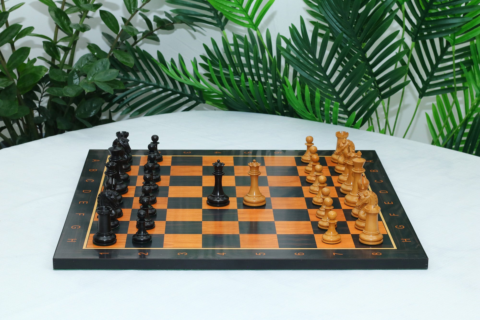 Commemorative Signature Series 3.625" Staunton Chessmen in Antiqued Boxwood/Ebony