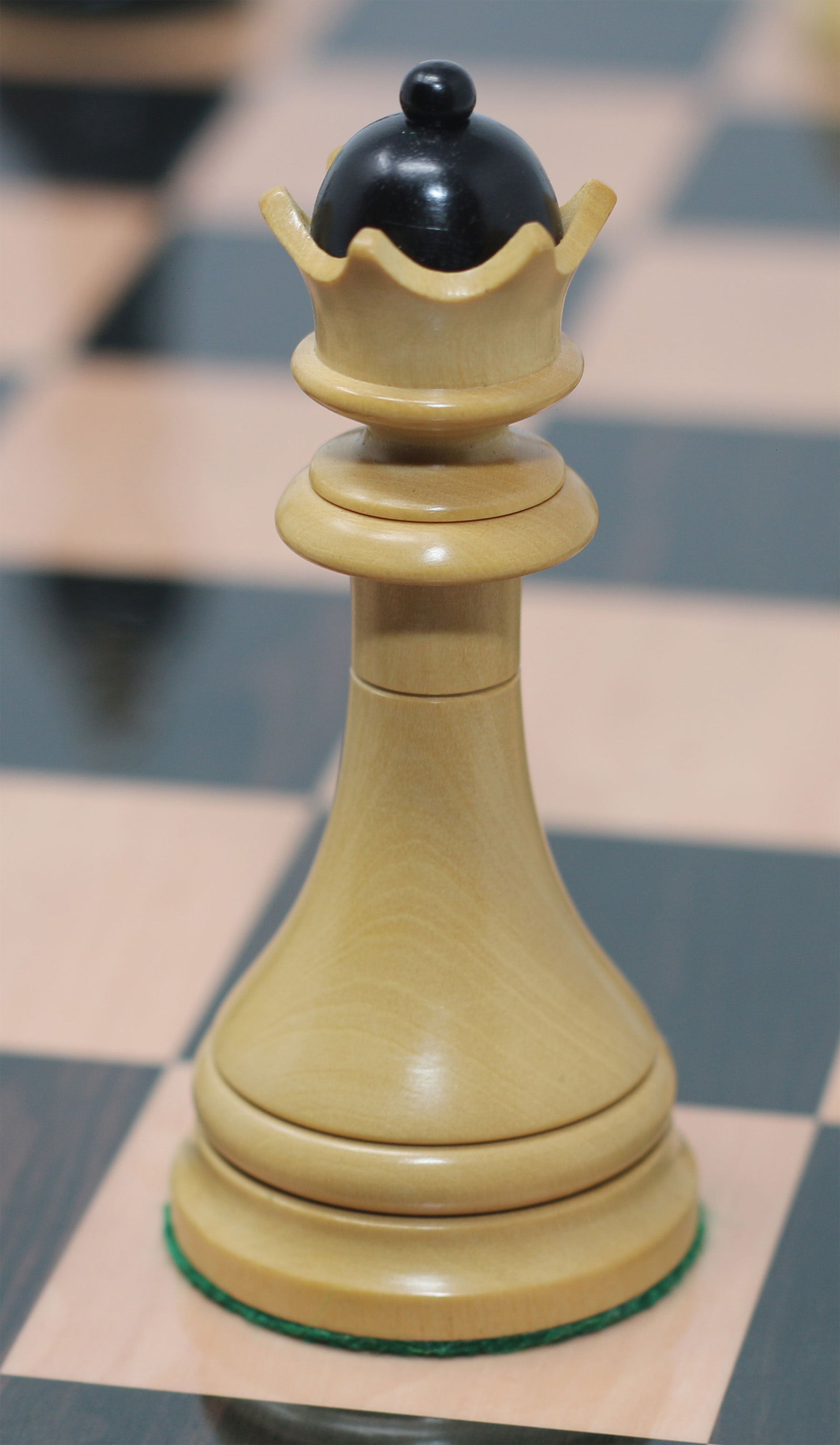 THE 1951-1954 "ČESKÁ KLUBOVKA" FIDE TOURNAMENT CZECH REPRODUCTION CHESSMEN IN EBONY WOOD & BOXWOOD - 4.0" KING