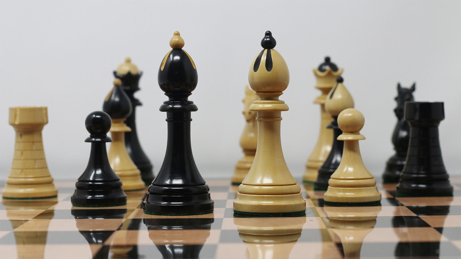 THE 1951-1954 "ČESKÁ KLUBOVKA" FIDE TOURNAMENT CZECH REPRODUCTION CHESSMEN IN EBONY WOOD & BOXWOOD - 4.0" KING