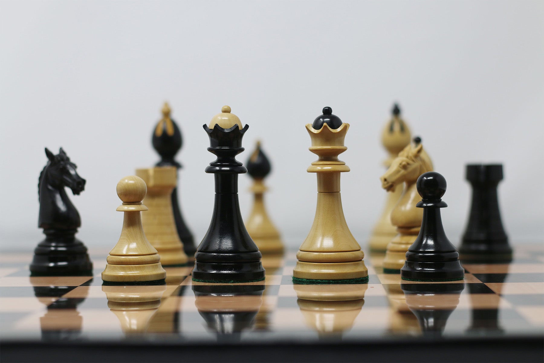 THE 1951-1954 "ČESKÁ KLUBOVKA" FIDE TOURNAMENT CZECH REPRODUCTION CHESSMEN IN EBONY WOOD & BOXWOOD - 4.0" KING